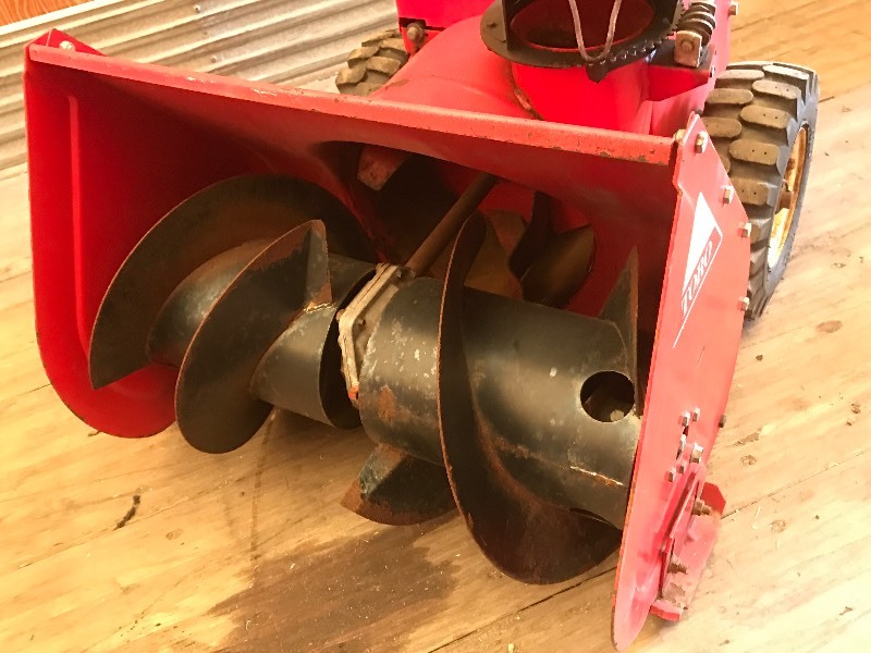 lot 17 image: Toro 524 Snow Blower, 5HP Engine Wi...