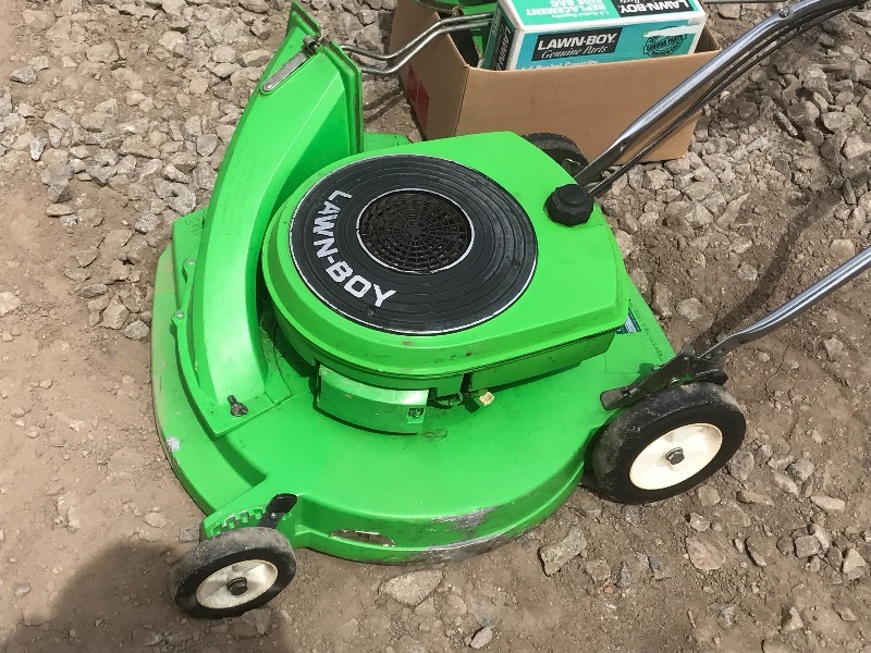 lot 25 image: Lawn Boy 21 Push Mower, Includes B...