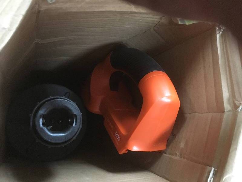 BLACKDECKER  18 in. 20-Volt MAX Lithium-Ion Cordless Pole Hedge Trimmer - Battery and Charger Not Included  in good condition