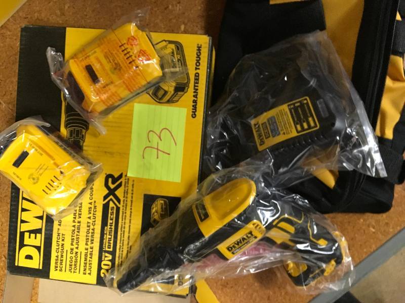 DEWALT 20-Volt MAX 4.0Ah XR Lithium Ion Cordless Versa-Clutch Adjustable Torque Screwgun Kit in good condition