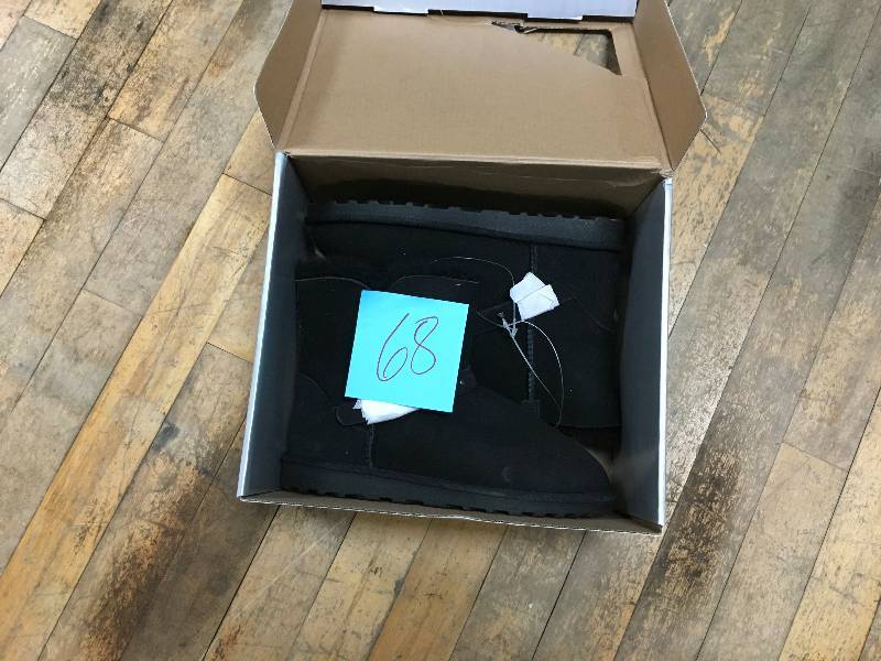 Shearling boot with buckle in good condition