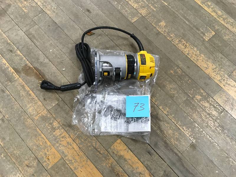 DEWALT 7-Amp Corded 1-14 HP Max Torque Variable Speed Compact Router with LEDs in good condition
