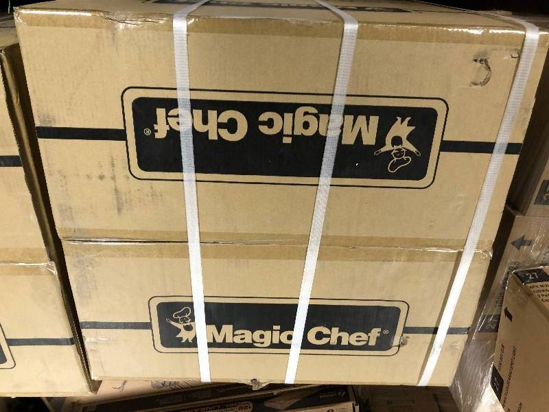 Magic Chef 9.9 cu. ft. Top Freezer Refrigerator in White new