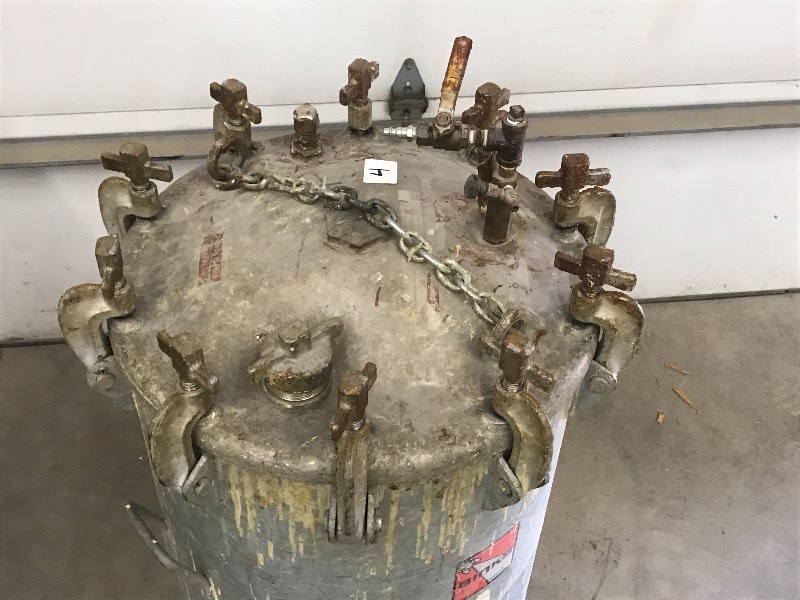 lot 4 image: Binks Pressure Pot