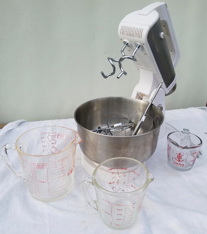 West Bend Blinder with attachments and 3 glass measuring cups