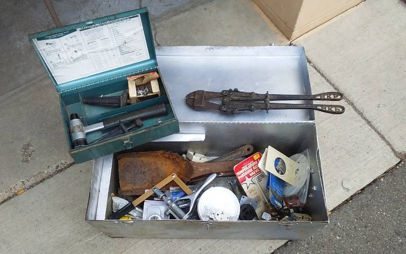 lot 6 image: Metal Tool Chest With Contents