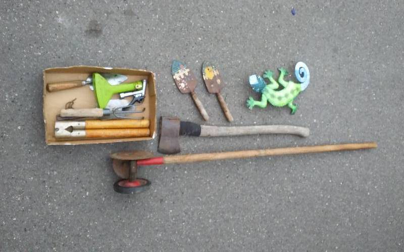 lot 7 image: Lot Of Garden Related Tools