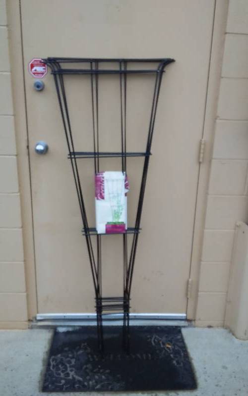 lot 11 image: 4 New Trellis 61x24