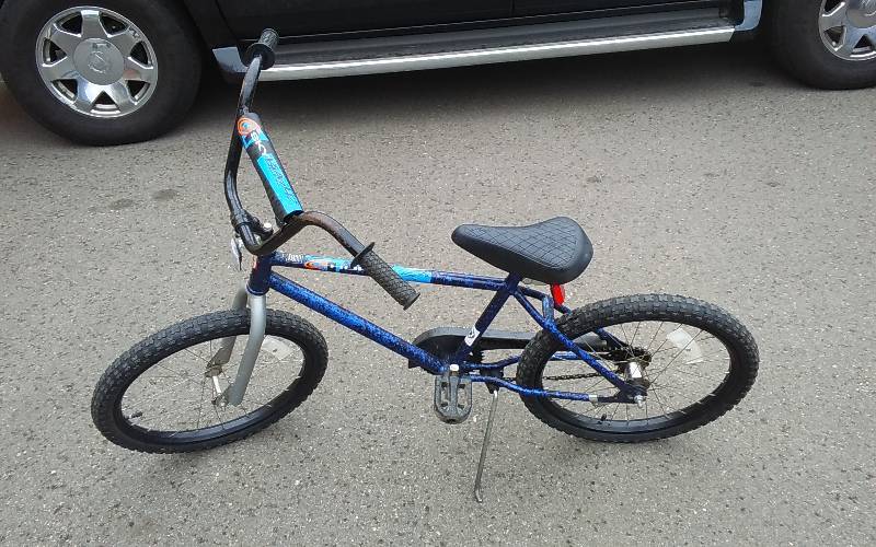 lot 15 image: Huffy Sky Blazer 20 Inch Boys Bike