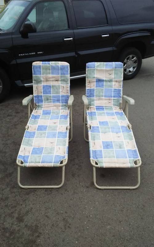 lot 19 image: Pair Folding Adjustable Chaise Lounge Chairs (Clean & Nice)