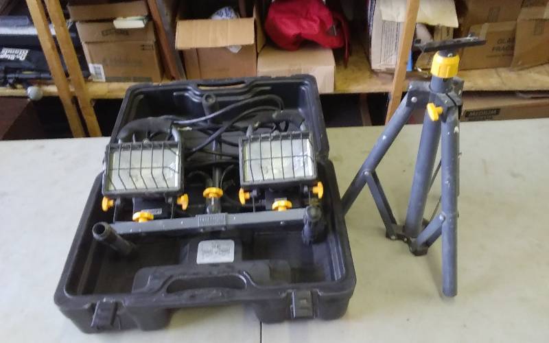 lot 28 image: Craftsman Hallogen Work Light With Tri Pod Stand & Carry Case