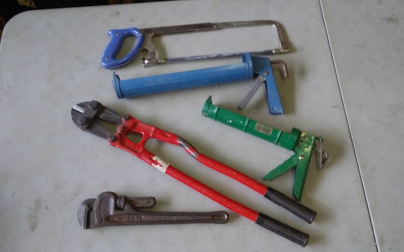 lot 33 image: 24 Inch Bolt Cutter, 14 Inch Pipe Wrench, 2 Caulking Guns, Hack Saw