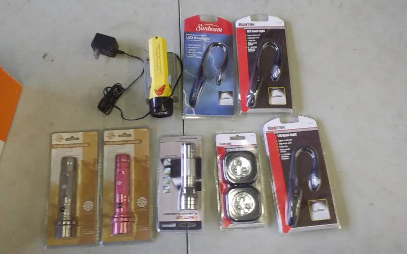 lot 39 image: New Book Lights, Flashlights, Puck Lights