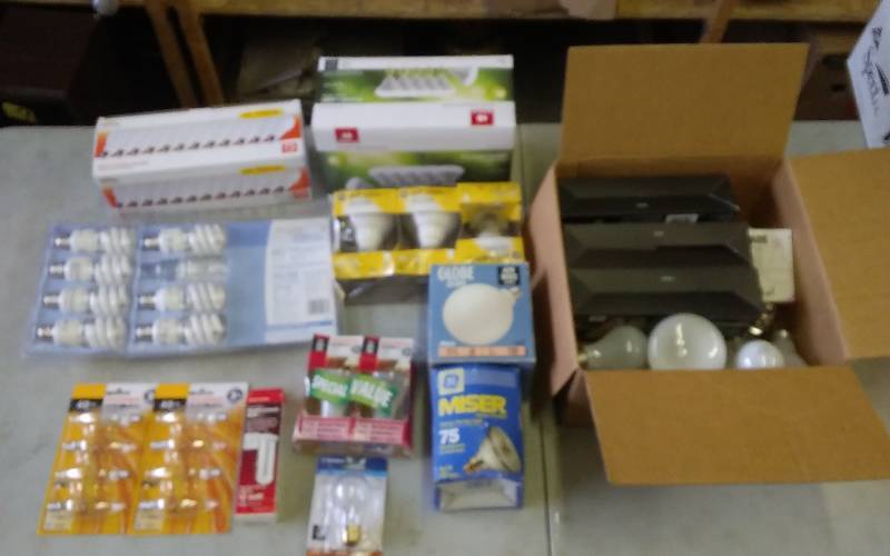 lot 44 image: Large Lot Of Assorted Light Bulbs