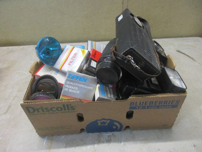 lot 6 image: Vintage Camera stuff