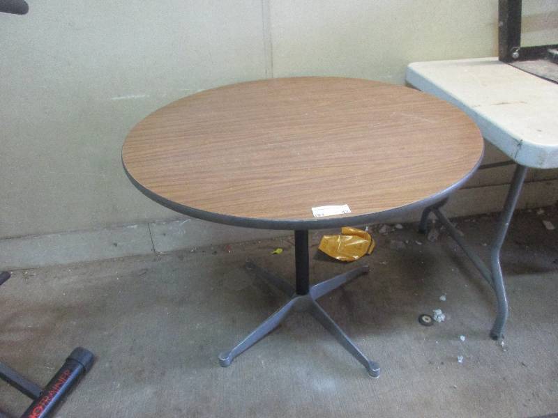 lot 43 image: Round Table