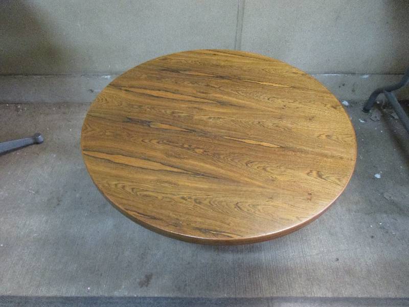 lot 59 image: Short Round Table