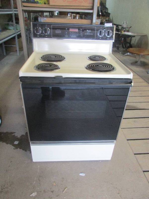 lot 60 image: Whirlpool Electric Oven