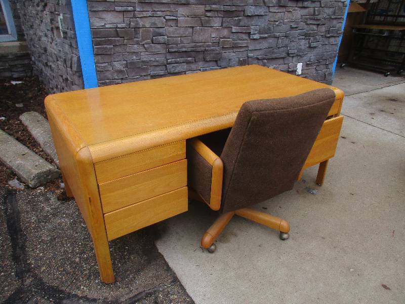 lot 61 image: Solid wood desk