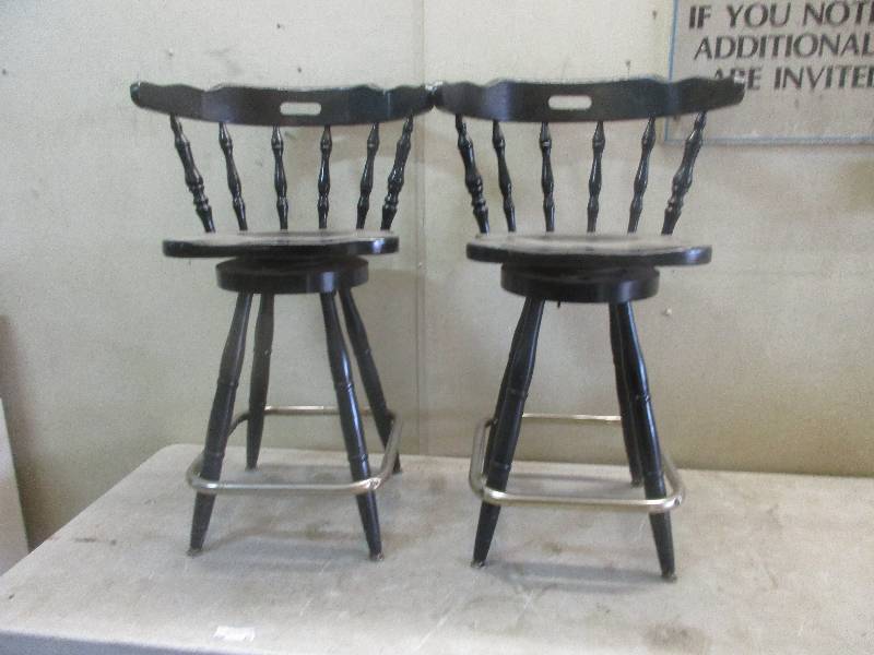 lot 67 image: 2 Bar stools