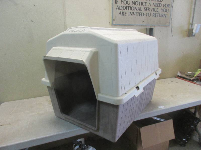 lot 72 image: Petmate Plastic Dog House