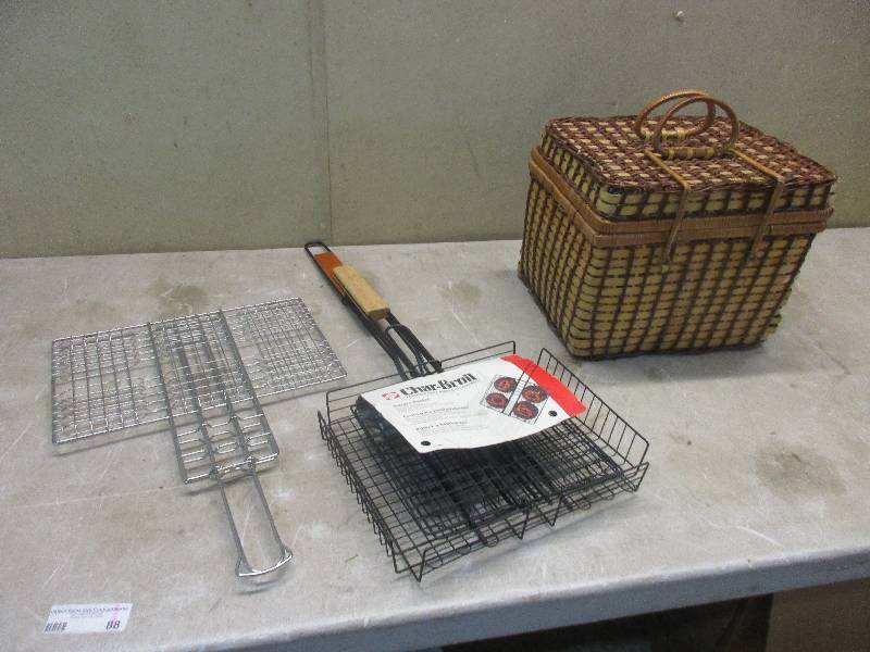 lot 88 image: Grill baskets and picnic baskets