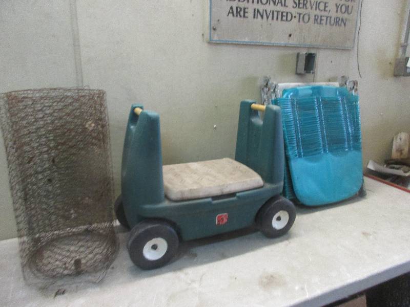 lot 92 image: Chicken Wire, garden cart, 2 lawnchairs