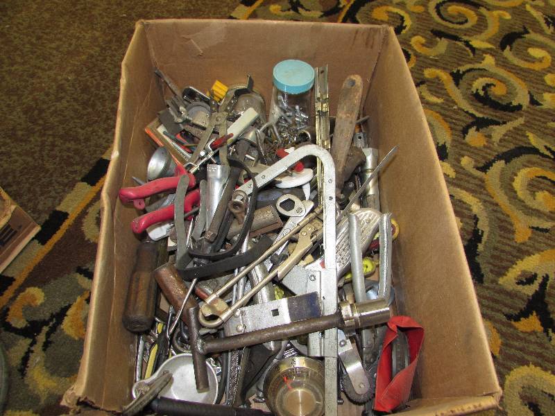 lot 248 image: BOX OF MISC HAND TOOLS