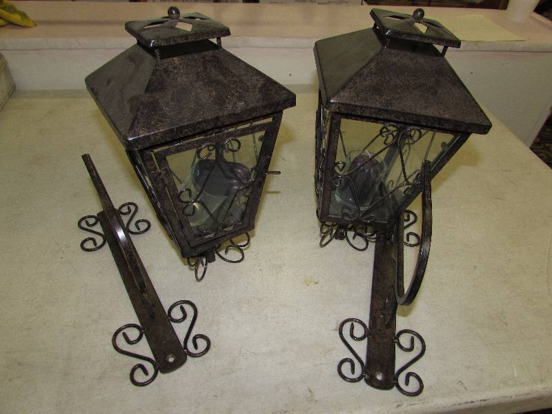 lot 262 image: PAIR OF HANGING CANDLE SCONCES AND WALL HOOKS