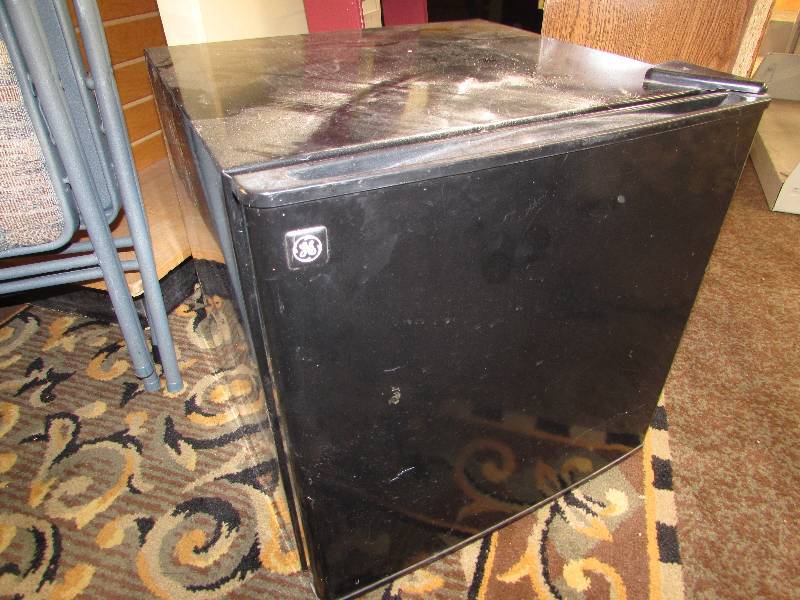 lot 271 image: MINI FRIDGE