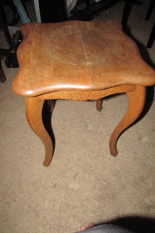 lot 589 image: VINTAGE SIDE TABLEPLANT STAND.