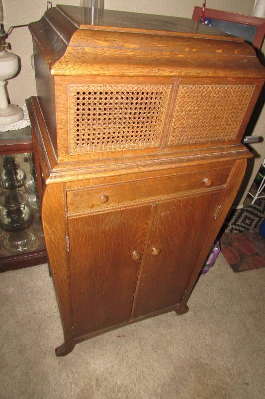 lot 590 image: PREMIER RECORD PLAYER