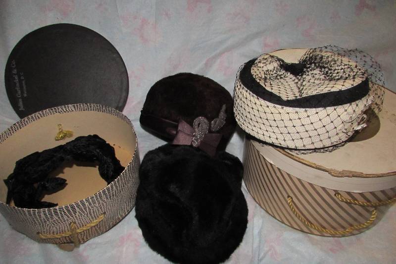 lot 596 image: VINTAGE WOMENS HATS