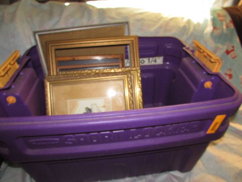 lot 599 image: TOTE WITH PICTURES AND FRAMES