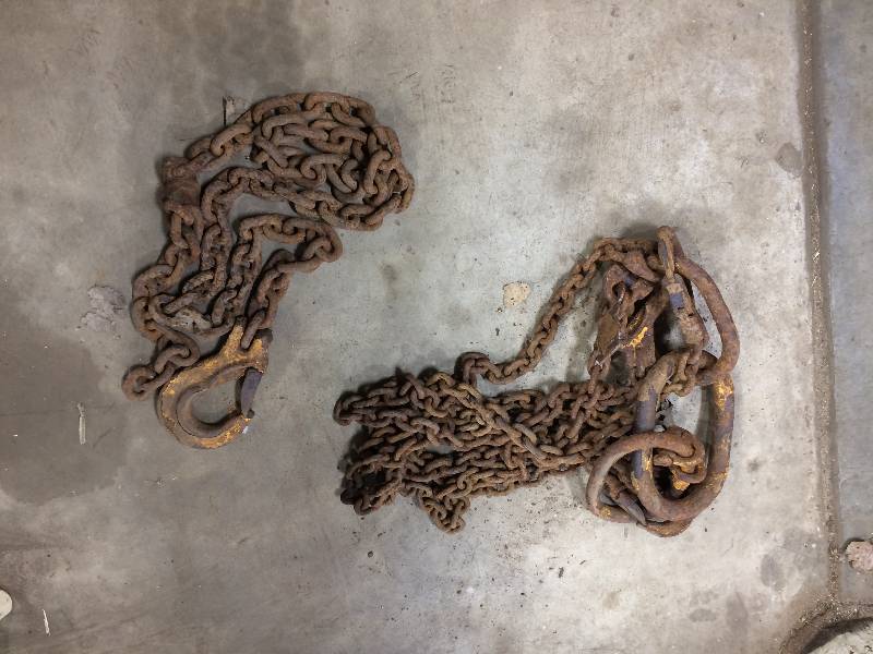 lot 76 image: Heavy duty chains