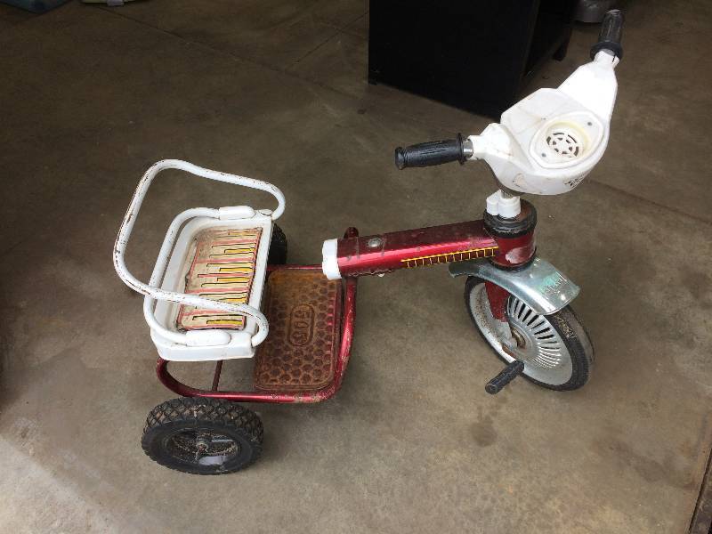 lot 122 image: Childs tricycle  trike