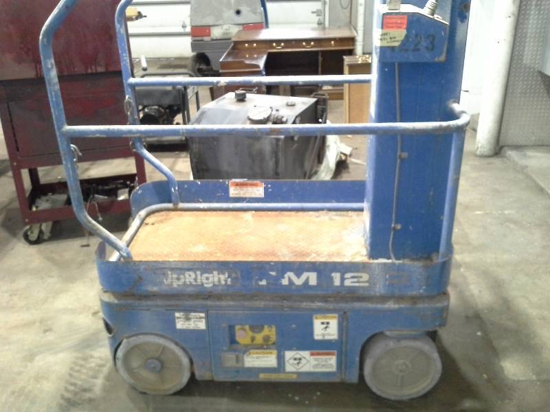 lot 8 image: UpRight TM 12 Manlift