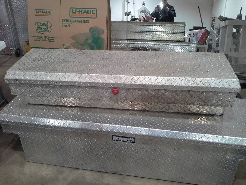 lot 15 image: Diamond plate truck tool box