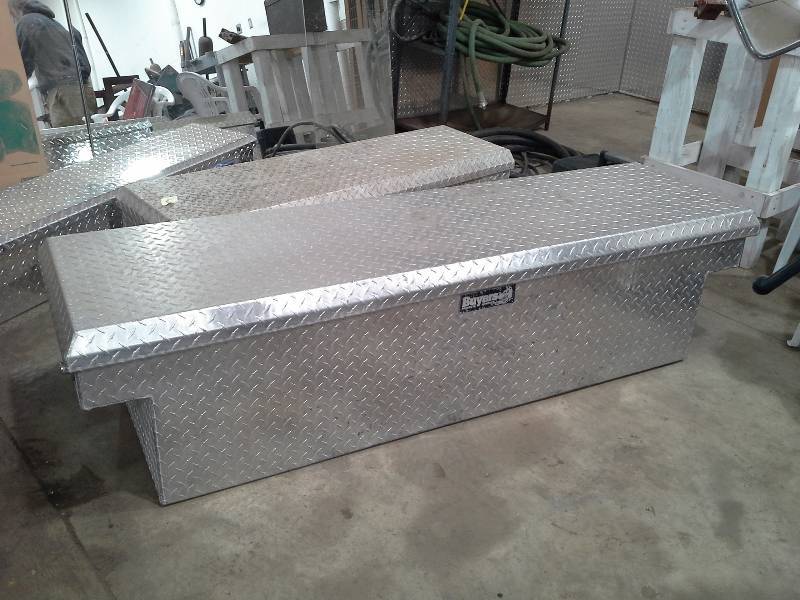 lot 16 image: Buyers diamond plate truck tool box