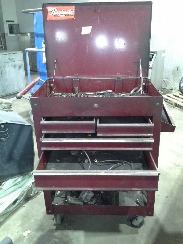 lot 17 image: Rolling tool chest