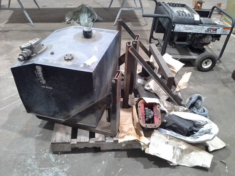 lot 19 image: Hydraulic oil tank with PTO pump