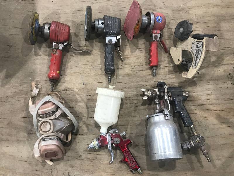 lot 101 image: Paint guns and DA sanders and respirator mask