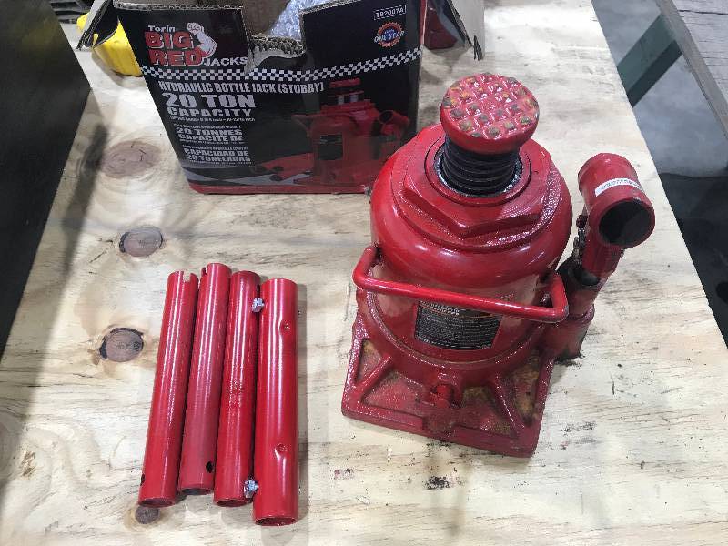 lot 108 image: Torin Big Red 20 ton bottle jack