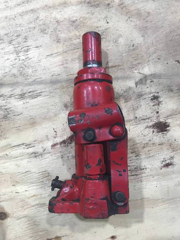 lot 109 image: Hydraulic bottle jack