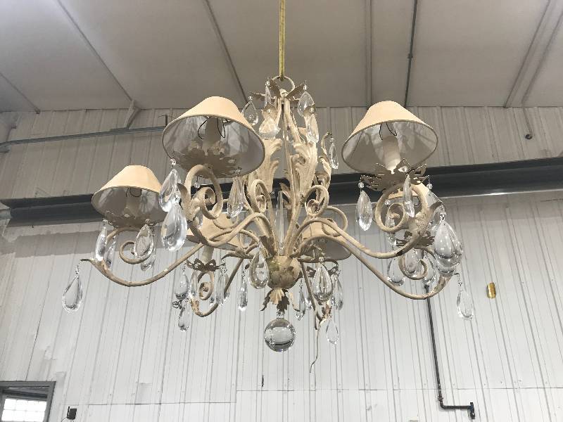 lot 110 image: Tuscan style chandelier