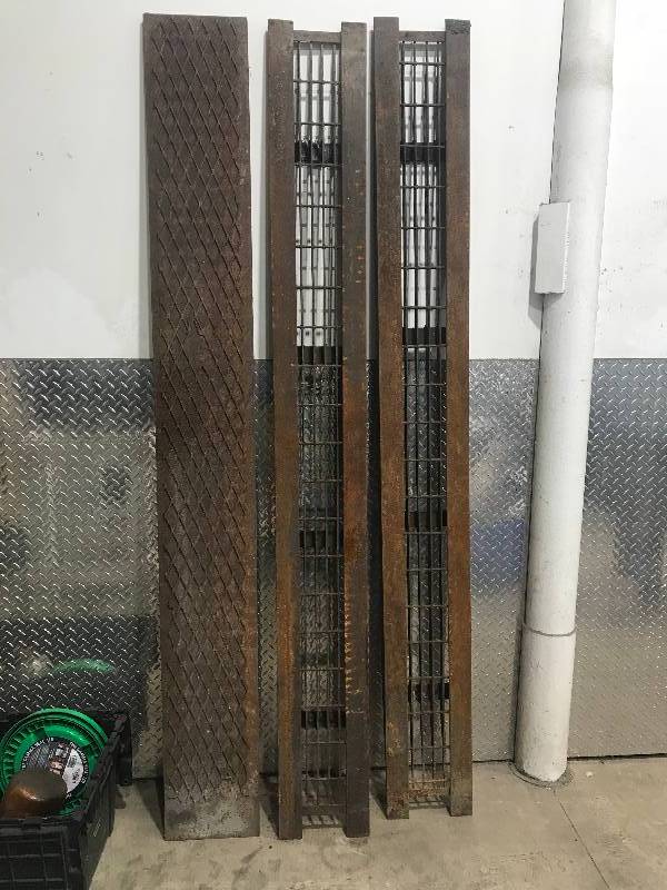lot 111 image: Heavy duty truck ramps