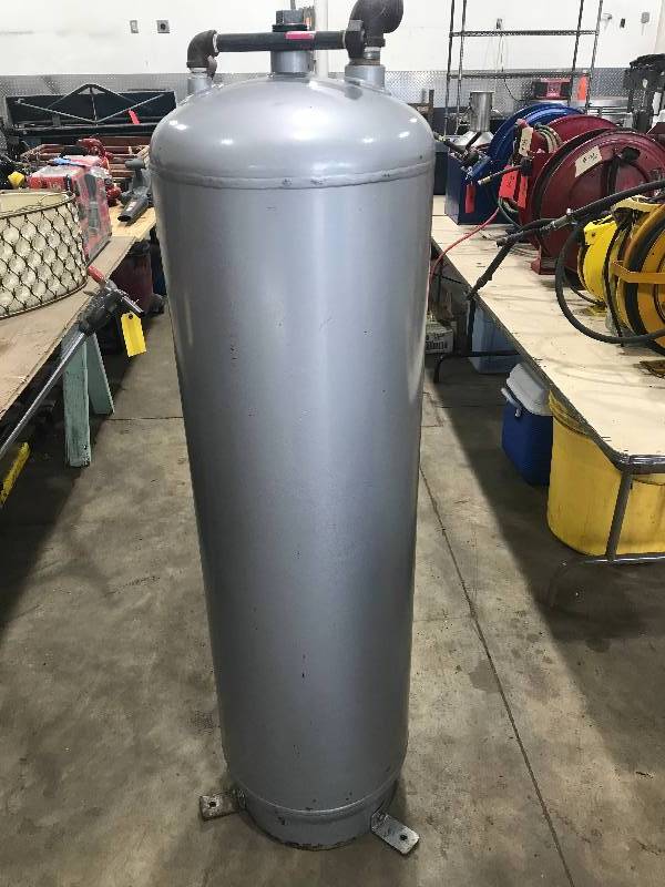 lot 130 image: Air hydraulics tank