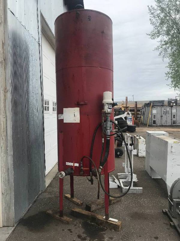 lot 81 image: Stand up oil tank with Graco Fire-Ball pump