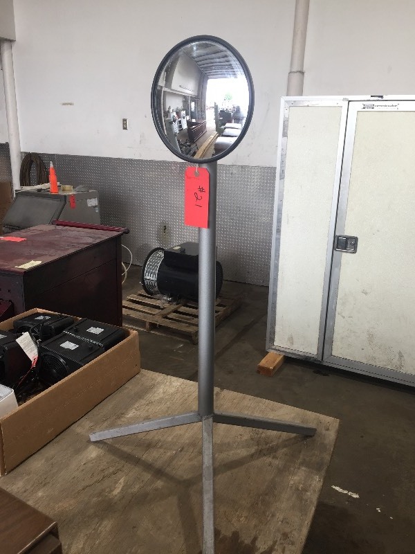 lot 21 image: Auto shop mirror