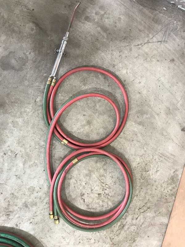 lot 140 image: Oxy-acetylene hose with Smiths torch handle and tip